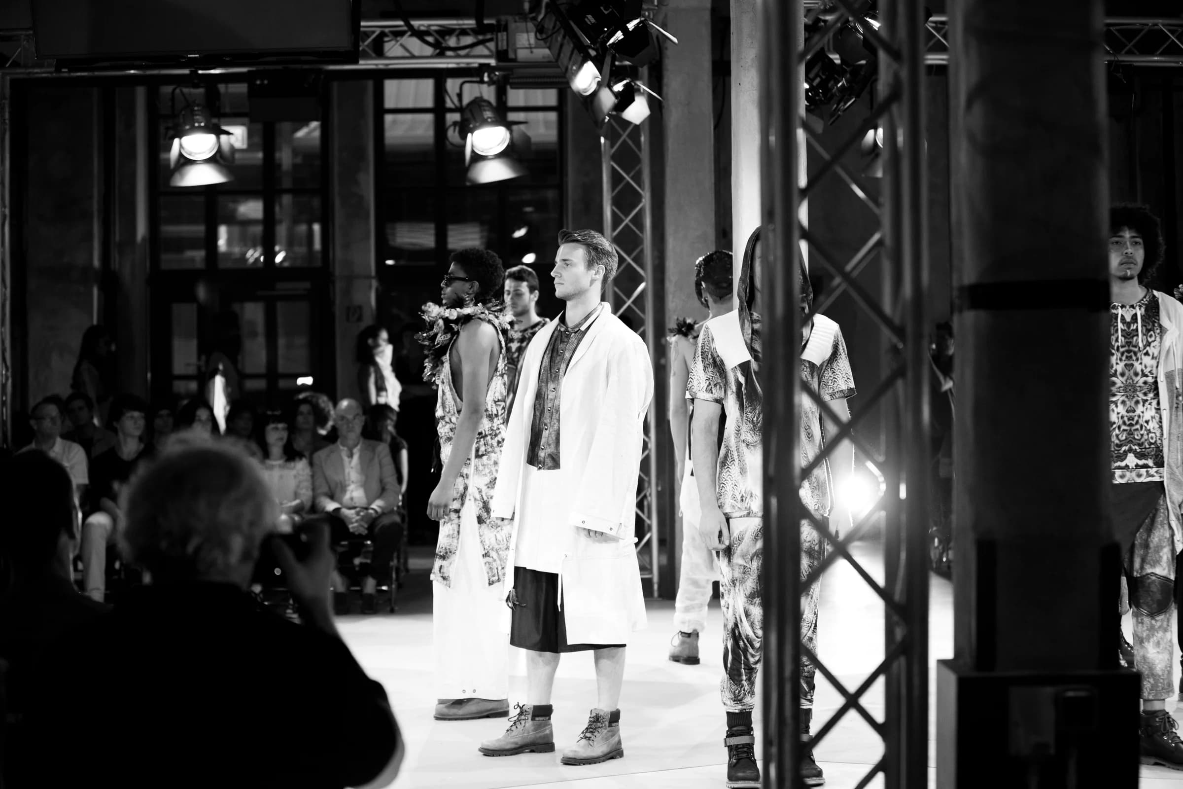 Models und Lichttraversen einer Modenschau in Schwarzweiß