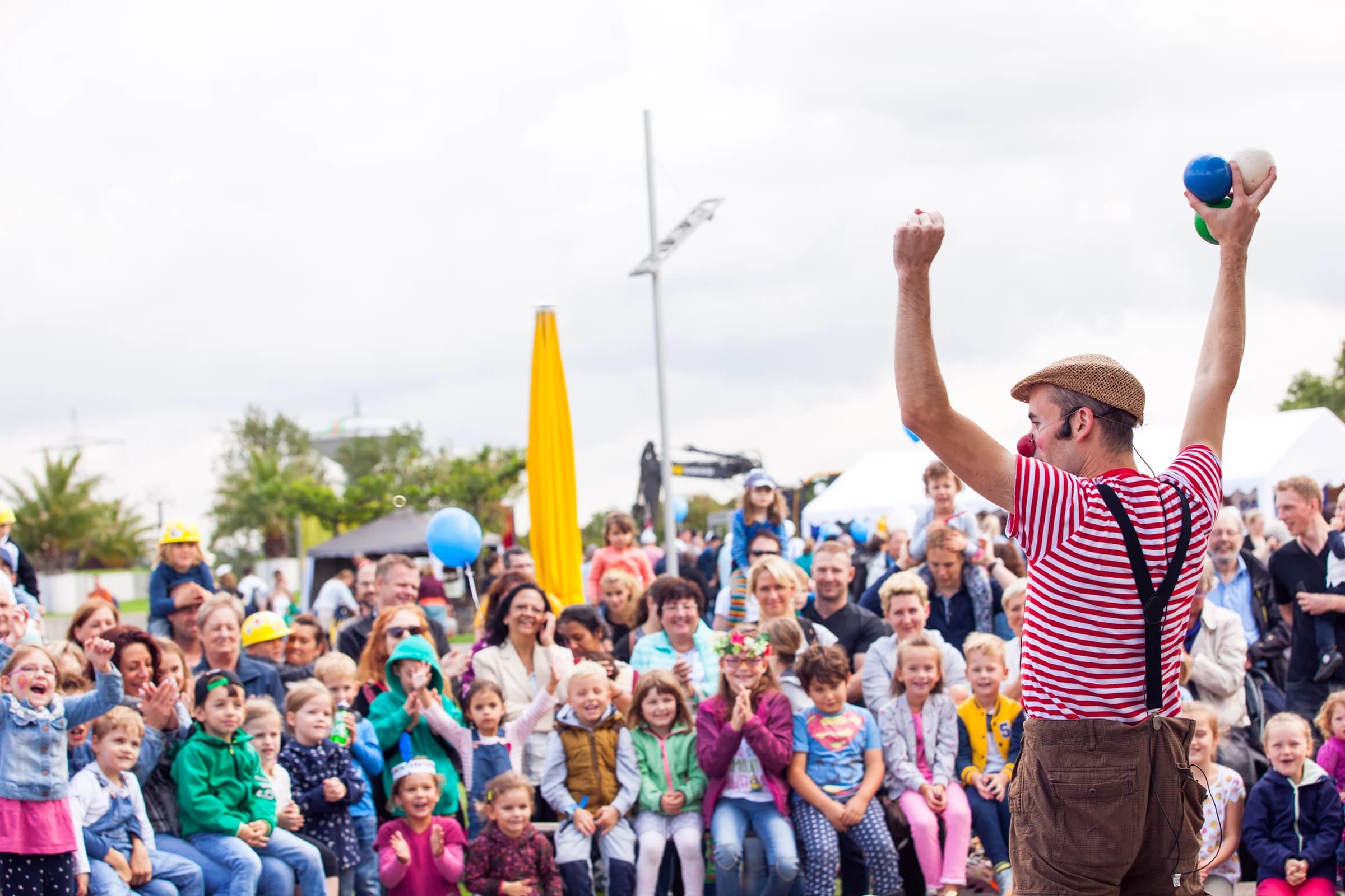 Künstler und großes Publikum bei einer Open-Air-Show